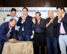 O governador Carlos Massa Ratinho Junior autorizou nesta quinta-feira (8), em Pato Branco, o repasse de R$ 20 milhões para a construção do novo prédio da prefeitura da cidade. O convênio prevê R$ 6 milhões de contrapartida municipal. 
