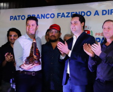 O governador Carlos Massa Ratinho Junior autorizou nesta quinta-feira (8), em Pato Branco, o repasse de R$ 20 milhões para a construção do novo prédio da prefeitura da cidade. O convênio prevê R$ 6 milhões de contrapartida municipal. 