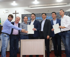 O governador Carlos Massa Ratinho Junior participa nesta sexta-feira (09), em na câmara de Toledo, a liberação de recursos para municípios da região Oeste. Participaram: prefeito de Toledo, Lucio De Marchi; secretário Chefe da Casa Civil, Guto Silva; de Desenvolvimento Urbano, João Carlos Ortega; do Planejamento, Valdemar Jorge e da Infraestrutura e Logística, Sandro Alex; deputados e demais autoridades.Toledo, 09-08-19.Foto: Arnaldo Alves / ANPr.