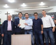 O governador Carlos Massa Ratinho Junior participa nesta sexta-feira (09), em na câmara de Toledo, a liberação de recursos para municípios da região Oeste. Participaram: prefeito de Toledo, Lucio De Marchi; secretário Chefe da Casa Civil, Guto Silva; de Desenvolvimento Urbano, João Carlos Ortega; do Planejamento, Valdemar Jorge e da Infraestrutura e Logística, Sandro Alex; deputados e demais autoridades.Toledo, 09-08-19.Foto: Arnaldo Alves / ANPr.