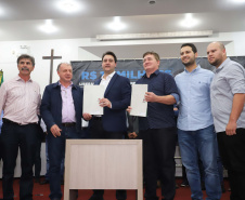 O governador Carlos Massa Ratinho Junior participa nesta sexta-feira (09), em na câmara de Toledo, a liberação de recursos para municípios da região Oeste. Participaram: prefeito de Toledo, Lucio De Marchi; secretário Chefe da Casa Civil, Guto Silva; de Desenvolvimento Urbano, João Carlos Ortega; do Planejamento, Valdemar Jorge e da Infraestrutura e Logística, Sandro Alex; deputados e demais autoridades.Toledo, 09-08-19.Foto: Arnaldo Alves / ANPr.