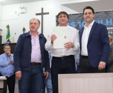 O governador Carlos Massa Ratinho Junior participa nesta sexta-feira (09), em na câmara de Toledo, a liberação de recursos para municípios da região Oeste. Participaram: prefeito de Toledo, Lucio De Marchi; secretário Chefe da Casa Civil, Guto Silva; de Desenvolvimento Urbano, João Carlos Ortega; do Planejamento, Valdemar Jorge e da Infraestrutura e Logística, Sandro Alex; deputados e demais autoridades.Toledo, 09-08-19.Foto: Arnaldo Alves / ANPr.
