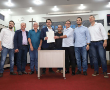 O governador Carlos Massa Ratinho Junior participa nesta sexta-feira (09), em na câmara de Toledo, a liberação de recursos para municípios da região Oeste. Participaram: prefeito de Toledo, Lucio De Marchi; secretário Chefe da Casa Civil, Guto Silva; de Desenvolvimento Urbano, João Carlos Ortega; do Planejamento, Valdemar Jorge e da Infraestrutura e Logística, Sandro Alex; deputados e demais autoridades.Toledo, 09-08-19.Foto: Arnaldo Alves / ANPr.