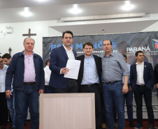 O governador Carlos Massa Ratinho Junior participa nesta sexta-feira (09), em na câmara de Toledo, a liberação de recursos para municípios da região Oeste. Participaram: prefeito de Toledo, Lucio De Marchi; secretário Chefe da Casa Civil, Guto Silva; de Desenvolvimento Urbano, João Carlos Ortega; do Planejamento, Valdemar Jorge e da Infraestrutura e Logística, Sandro Alex; deputados e demais autoridades.Toledo, 09-08-19.Foto: Arnaldo Alves / ANPr.