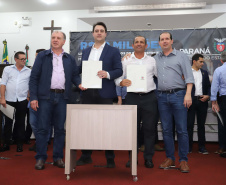 O governador Carlos Massa Ratinho Junior participa nesta sexta-feira (09), em na câmara de Toledo, a liberação de recursos para municípios da região Oeste. Participaram: prefeito de Toledo, Lucio De Marchi; secretário Chefe da Casa Civil, Guto Silva; de Desenvolvimento Urbano, João Carlos Ortega; do Planejamento, Valdemar Jorge e da Infraestrutura e Logística, Sandro Alex; deputados e demais autoridades.Toledo, 09-08-19.Foto: Arnaldo Alves / ANPr.