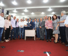 O governador Carlos Massa Ratinho Junior participa nesta sexta-feira (09), em na câmara de Toledo, a liberação de recursos para municípios da região Oeste. Participaram: prefeito de Toledo, Lucio De Marchi; secretário Chefe da Casa Civil, Guto Silva; de Desenvolvimento Urbano, João Carlos Ortega; do Planejamento, Valdemar Jorge e da Infraestrutura e Logística, Sandro Alex; deputados e demais autoridades.Toledo, 09-08-19.Foto: Arnaldo Alves / ANPr.