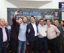 O governador Carlos Massa Ratinho Junior participa nesta sexta-feira (09), em na câmara de Toledo, a liberação de recursos para municípios da região Oeste. Participaram: prefeito de Toledo, Lucio De Marchi; secretário Chefe da Casa Civil, Guto Silva; de Desenvolvimento Urbano, João Carlos Ortega; do Planejamento, Valdemar Jorge e da Infraestrutura e Logística, Sandro Alex; deputados e demais autoridades.Toledo, 09-08-19.Foto: Arnaldo Alves / ANPr.