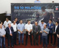O governador Carlos Massa Ratinho Junior participa nesta sexta-feira (09), em na câmara de Toledo, a liberação de recursos para municípios da região Oeste. Participaram: prefeito de Toledo, Lucio De Marchi; secretário Chefe da Casa Civil, Guto Silva; de Desenvolvimento Urbano, João Carlos Ortega; do Planejamento, Valdemar Jorge e da Infraestrutura e Logística, Sandro Alex; deputados e demais autoridades.Toledo, 09-08-19.Foto: Arnaldo Alves / ANPr.