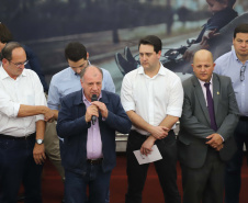 O governador Carlos Massa Ratinho Junior participa nesta sexta-feira (09), em na câmara de Toledo, a liberação de recursos para municípios da região Oeste. Participaram: prefeito de Toledo, Lucio De Marchi; secretário Chefe da Casa Civil, Guto Silva; de Desenvolvimento Urbano, João Carlos Ortega; do Planejamento, Valdemar Jorge e da Infraestrutura e Logística, Sandro Alex; deputados e demais autoridades.Toledo, 09-08-19.Foto: Arnaldo Alves / ANPr.
