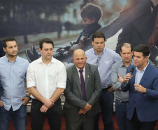 O governador Carlos Massa Ratinho Junior participa nesta sexta-feira (09), em na câmara de Toledo, a liberação de recursos para municípios da região Oeste. Participaram: prefeito de Toledo, Lucio De Marchi; secretário Chefe da Casa Civil, Guto Silva; de Desenvolvimento Urbano, João Carlos Ortega; do Planejamento, Valdemar Jorge e da Infraestrutura e Logística, Sandro Alex; deputados e demais autoridades.Toledo, 09-08-19.Foto: Arnaldo Alves / ANPr.