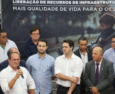 O governador Carlos Massa Ratinho Junior participa nesta sexta-feira (09), em na câmara de Toledo, a liberação de recursos para municípios da região Oeste. Participaram: prefeito de Toledo, Lucio De Marchi; secretário Chefe da Casa Civil, Guto Silva; de Desenvolvimento Urbano, João Carlos Ortega; do Planejamento, Valdemar Jorge e da Infraestrutura e Logística, Sandro Alex; deputados e demais autoridades.Toledo, 09-08-19.Foto: Arnaldo Alves / ANPr.