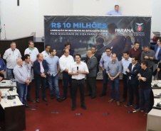 O governador Carlos Massa Ratinho Junior participa nesta sexta-feira (09), em na câmara de Toledo, a liberação de recursos para municípios da região Oeste. Participaram: prefeito de Toledo, Lucio De Marchi; secretário Chefe da Casa Civil, Guto Silva; de Desenvolvimento Urbano, João Carlos Ortega; do Planejamento, Valdemar Jorge e da Infraestrutura e Logística, Sandro Alex; deputados e demais autoridades.Toledo, 09-08-19.Foto: Arnaldo Alves / ANPr.