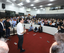 O governador Carlos Massa Ratinho Junior participa nesta sexta-feira (09), em na câmara de Toledo, a liberação de recursos para municípios da região Oeste. Participaram: prefeito de Toledo, Lucio De Marchi; secretário Chefe da Casa Civil, Guto Silva; de Desenvolvimento Urbano, João Carlos Ortega; do Planejamento, Valdemar Jorge e da Infraestrutura e Logística, Sandro Alex; deputados e demais autoridades.Toledo, 09-08-19.Foto: Arnaldo Alves / ANPr.