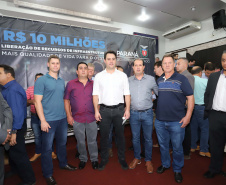 O governador Carlos Massa Ratinho Junior participa nesta sexta-feira (09), em na câmara de Toledo, a liberação de recursos para municípios da região Oeste. Participaram: prefeito de Toledo, Lucio De Marchi; secretário Chefe da Casa Civil, Guto Silva; de Desenvolvimento Urbano, João Carlos Ortega; do Planejamento, Valdemar Jorge e da Infraestrutura e Logística, Sandro Alex; deputados e demais autoridades.Toledo, 09-08-19.Foto: Arnaldo Alves / ANPr.
