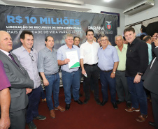 O governador Carlos Massa Ratinho Junior participa nesta sexta-feira (09), em na câmara de Toledo, a liberação de recursos para municípios da região Oeste. Participaram: prefeito de Toledo, Lucio De Marchi; secretário Chefe da Casa Civil, Guto Silva; de Desenvolvimento Urbano, João Carlos Ortega; do Planejamento, Valdemar Jorge e da Infraestrutura e Logística, Sandro Alex; deputados e demais autoridades.Toledo, 09-08-19.Foto: Arnaldo Alves / ANPr.