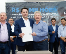 Novos veículos, ruas pavimentadas, construção de escola, de quadra de esportes e de barracões industriais estão entre os investimentos que 24 municípios do Oeste do Paraná farão com apoio do Governo do Estado. O governador Carlos Massa Ratinho Junior esteve nesta sexta-feira (09) em Toledo para assinar as licitações e homologações dos projetos.