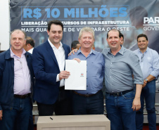Novos veículos, ruas pavimentadas, construção de escola, de quadra de esportes e de barracões industriais estão entre os investimentos que 24 municípios do Oeste do Paraná farão com apoio do Governo do Estado. O governador Carlos Massa Ratinho Junior esteve nesta sexta-feira (09) em Toledo para assinar as licitações e homologações dos projetos.