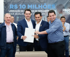 Novos veículos, ruas pavimentadas, construção de escola, de quadra de esportes e de barracões industriais estão entre os investimentos que 24 municípios do Oeste do Paraná farão com apoio do Governo do Estado. O governador Carlos Massa Ratinho Junior esteve nesta sexta-feira (09) em Toledo para assinar as licitações e homologações dos projetos.