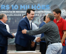 Novos veículos, ruas pavimentadas, construção de escola, de quadra de esportes e de barracões industriais estão entre os investimentos que 24 municípios do Oeste do Paraná farão com apoio do Governo do Estado. O governador Carlos Massa Ratinho Junior esteve nesta sexta-feira (09) em Toledo para assinar as licitações e homologações dos projetos.