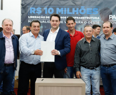 Novos veículos, ruas pavimentadas, construção de escola, de quadra de esportes e de barracões industriais estão entre os investimentos que 24 municípios do Oeste do Paraná farão com apoio do Governo do Estado. O governador Carlos Massa Ratinho Junior esteve nesta sexta-feira (09) em Toledo para assinar as licitações e homologações dos projetos.