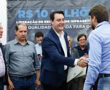 Novos veículos, ruas pavimentadas, construção de escola, de quadra de esportes e de barracões industriais estão entre os investimentos que 24 municípios do Oeste do Paraná farão com apoio do Governo do Estado. O governador Carlos Massa Ratinho Junior esteve nesta sexta-feira (09) em Toledo para assinar as licitações e homologações dos projetos.