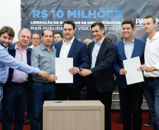 Novos veículos, ruas pavimentadas, construção de escola, de quadra de esportes e de barracões industriais estão entre os investimentos que 24 municípios do Oeste do Paraná farão com apoio do Governo do Estado. O governador Carlos Massa Ratinho Junior esteve nesta sexta-feira (09) em Toledo para assinar as licitações e homologações dos projetos.