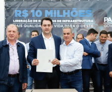 Novos veículos, ruas pavimentadas, construção de escola, de quadra de esportes e de barracões industriais estão entre os investimentos que 24 municípios do Oeste do Paraná farão com apoio do Governo do Estado. O governador Carlos Massa Ratinho Junior esteve nesta sexta-feira (09) em Toledo para assinar as licitações e homologações dos projetos.
