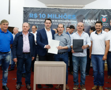 Novos veículos, ruas pavimentadas, construção de escola, de quadra de esportes e de barracões industriais estão entre os investimentos que 24 municípios do Oeste do Paraná farão com apoio do Governo do Estado. O governador Carlos Massa Ratinho Junior esteve nesta sexta-feira (09) em Toledo para assinar as licitações e homologações dos projetos.