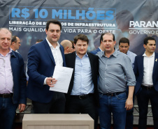 Novos veículos, ruas pavimentadas, construção de escola, de quadra de esportes e de barracões industriais estão entre os investimentos que 24 municípios do Oeste do Paraná farão com apoio do Governo do Estado. O governador Carlos Massa Ratinho Junior esteve nesta sexta-feira (09) em Toledo para assinar as licitações e homologações dos projetos.