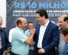 Novos veículos, ruas pavimentadas, construção de escola, de quadra de esportes e de barracões industriais estão entre os investimentos que 24 municípios do Oeste do Paraná farão com apoio do Governo do Estado. O governador Carlos Massa Ratinho Junior esteve nesta sexta-feira (09) em Toledo para assinar as licitações e homologações dos projetos.