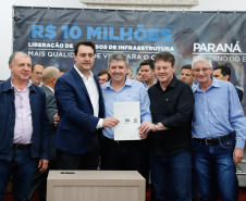 Novos veículos, ruas pavimentadas, construção de escola, de quadra de esportes e de barracões industriais estão entre os investimentos que 24 municípios do Oeste do Paraná farão com apoio do Governo do Estado. O governador Carlos Massa Ratinho Junior esteve nesta sexta-feira (09) em Toledo para assinar as licitações e homologações dos projetos.