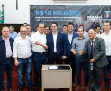 Novos veículos, ruas pavimentadas, construção de escola, de quadra de esportes e de barracões industriais estão entre os investimentos que 24 municípios do Oeste do Paraná farão com apoio do Governo do Estado. O governador Carlos Massa Ratinho Junior esteve nesta sexta-feira (09) em Toledo para assinar as licitações e homologações dos projetos.