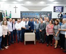 Novos veículos, ruas pavimentadas, construção de escola, de quadra de esportes e de barracões industriais estão entre os investimentos que 24 municípios do Oeste do Paraná farão com apoio do Governo do Estado. O governador Carlos Massa Ratinho Junior esteve nesta sexta-feira (09) em Toledo para assinar as licitações e homologações dos projetos.