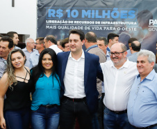 Novos veículos, ruas pavimentadas, construção de escola, de quadra de esportes e de barracões industriais estão entre os investimentos que 24 municípios do Oeste do Paraná farão com apoio do Governo do Estado. O governador Carlos Massa Ratinho Junior esteve nesta sexta-feira (09) em Toledo para assinar as licitações e homologações dos projetos.