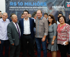 Novos veículos, ruas pavimentadas, construção de escola, de quadra de esportes e de barracões industriais estão entre os investimentos que 24 municípios do Oeste do Paraná farão com apoio do Governo do Estado. O governador Carlos Massa Ratinho Junior esteve nesta sexta-feira (09) em Toledo para assinar as licitações e homologações dos projetos.