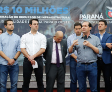 Novos veículos, ruas pavimentadas, construção de escola, de quadra de esportes e de barracões industriais estão entre os investimentos que 24 municípios do Oeste do Paraná farão com apoio do Governo do Estado. O governador Carlos Massa Ratinho Junior esteve nesta sexta-feira (09) em Toledo para assinar as licitações e homologações dos projetos.