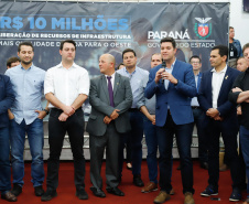Novos veículos, ruas pavimentadas, construção de escola, de quadra de esportes e de barracões industriais estão entre os investimentos que 24 municípios do Oeste do Paraná farão com apoio do Governo do Estado. O governador Carlos Massa Ratinho Junior esteve nesta sexta-feira (09) em Toledo para assinar as licitações e homologações dos projetos.
