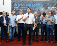Novos veículos, ruas pavimentadas, construção de escola, de quadra de esportes e de barracões industriais estão entre os investimentos que 24 municípios do Oeste do Paraná farão com apoio do Governo do Estado. O governador Carlos Massa Ratinho Junior esteve nesta sexta-feira (09) em Toledo para assinar as licitações e homologações dos projetos.