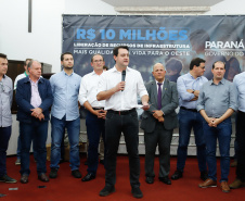 Novos veículos, ruas pavimentadas, construção de escola, de quadra de esportes e de barracões industriais estão entre os investimentos que 24 municípios do Oeste do Paraná farão com apoio do Governo do Estado. O governador Carlos Massa Ratinho Junior esteve nesta sexta-feira (09) em Toledo para assinar as licitações e homologações dos projetos.