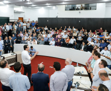 Novos veículos, ruas pavimentadas, construção de escola, de quadra de esportes e de barracões industriais estão entre os investimentos que 24 municípios do Oeste do Paraná farão com apoio do Governo do Estado. O governador Carlos Massa Ratinho Junior esteve nesta sexta-feira (09) em Toledo para assinar as licitações e homologações dos projetos.