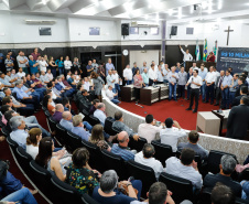 Novos veículos, ruas pavimentadas, construção de escola, de quadra de esportes e de barracões industriais estão entre os investimentos que 24 municípios do Oeste do Paraná farão com apoio do Governo do Estado. O governador Carlos Massa Ratinho Junior esteve nesta sexta-feira (09) em Toledo para assinar as licitações e homologações dos projetos.