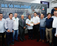 Novos veículos, ruas pavimentadas, construção de escola, de quadra de esportes e de barracões industriais estão entre os investimentos que 24 municípios do Oeste do Paraná farão com apoio do Governo do Estado. O governador Carlos Massa Ratinho Junior esteve nesta sexta-feira (09) em Toledo para assinar as licitações e homologações dos projetos.