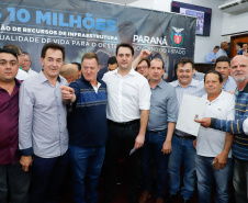 Novos veículos, ruas pavimentadas, construção de escola, de quadra de esportes e de barracões industriais estão entre os investimentos que 24 municípios do Oeste do Paraná farão com apoio do Governo do Estado. O governador Carlos Massa Ratinho Junior esteve nesta sexta-feira (09) em Toledo para assinar as licitações e homologações dos projetos.