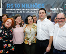Novos veículos, ruas pavimentadas, construção de escola, de quadra de esportes e de barracões industriais estão entre os investimentos que 24 municípios do Oeste do Paraná farão com apoio do Governo do Estado. O governador Carlos Massa Ratinho Junior esteve nesta sexta-feira (09) em Toledo para assinar as licitações e homologações dos projetos.