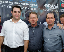 Novos veículos, ruas pavimentadas, construção de escola, de quadra de esportes e de barracões industriais estão entre os investimentos que 24 municípios do Oeste do Paraná farão com apoio do Governo do Estado. O governador Carlos Massa Ratinho Junior esteve nesta sexta-feira (09) em Toledo para assinar as licitações e homologações dos projetos.
