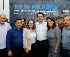 Novos veículos, ruas pavimentadas, construção de escola, de quadra de esportes e de barracões industriais estão entre os investimentos que 24 municípios do Oeste do Paraná farão com apoio do Governo do Estado. O governador Carlos Massa Ratinho Junior esteve nesta sexta-feira (09) em Toledo para assinar as licitações e homologações dos projetos.