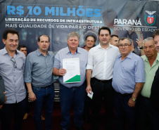 Novos veículos, ruas pavimentadas, construção de escola, de quadra de esportes e de barracões industriais estão entre os investimentos que 24 municípios do Oeste do Paraná farão com apoio do Governo do Estado. O governador Carlos Massa Ratinho Junior esteve nesta sexta-feira (09) em Toledo para assinar as licitações e homologações dos projetos.