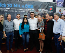 Novos veículos, ruas pavimentadas, construção de escola, de quadra de esportes e de barracões industriais estão entre os investimentos que 24 municípios do Oeste do Paraná farão com apoio do Governo do Estado. O governador Carlos Massa Ratinho Junior esteve nesta sexta-feira (09) em Toledo para assinar as licitações e homologações dos projetos.