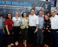 Novos veículos, ruas pavimentadas, construção de escola, de quadra de esportes e de barracões industriais estão entre os investimentos que 24 municípios do Oeste do Paraná farão com apoio do Governo do Estado. O governador Carlos Massa Ratinho Junior esteve nesta sexta-feira (09) em Toledo para assinar as licitações e homologações dos projetos.
