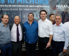 Novos veículos, ruas pavimentadas, construção de escola, de quadra de esportes e de barracões industriais estão entre os investimentos que 24 municípios do Oeste do Paraná farão com apoio do Governo do Estado. O governador Carlos Massa Ratinho Junior esteve nesta sexta-feira (09) em Toledo para assinar as licitações e homologações dos projetos.